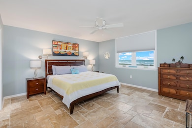 Large Master bdrm with Ocean vie (2)