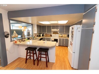 Kitchen-Breakfast Bar