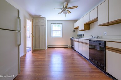 EAT-IN KITCHEN