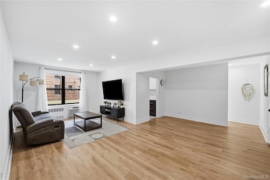 226-26 Union Turnpike unit 1R, Oakland Gardens, NY 11364 - photo 4