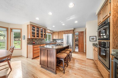 1084 Castlewood Dr, Medford, OR 97504 - photo 3