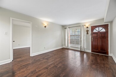 837 Wax Myrtle Ln, Houston, TX 77079 - photo 2