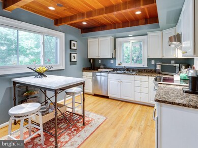 9137 Santayana Dr, Fairfax, VA 22031 - photo 3