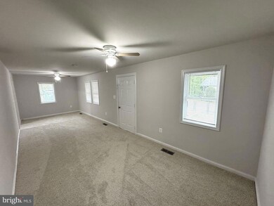 18312 Chestnut Dr, Triangle, VA 22172 - photo 5