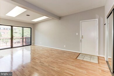 203 Skyhill Rd unit 10, Alexandria, VA 22314 - photo 2