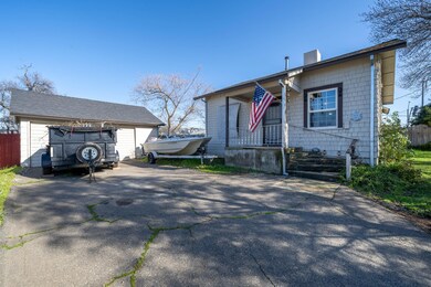 1635 Pleasant St-4