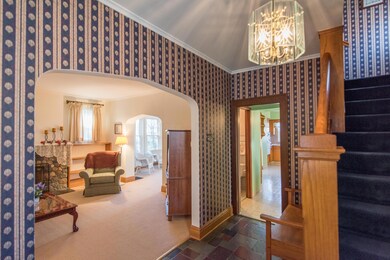 Living Room/Entryway