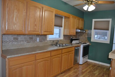 811 4th Ave NW, Jamestown, ND 58401 - photo 3