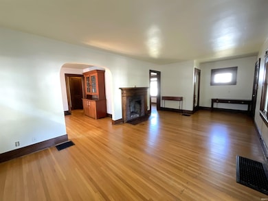 225 N Montgomery St, Spencer, IN 47460 - photo 2