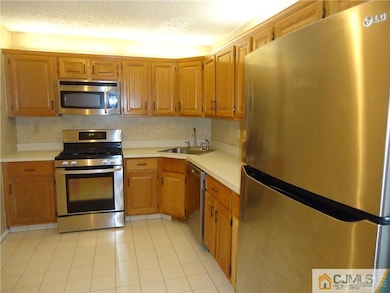 129 Albury Way unit 27F, North Brunswick, NJ 08902 - photo 3