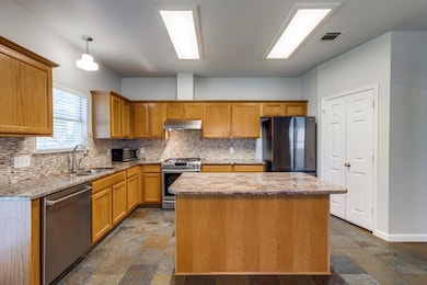Kitchen featuring stainless steel appliances, und