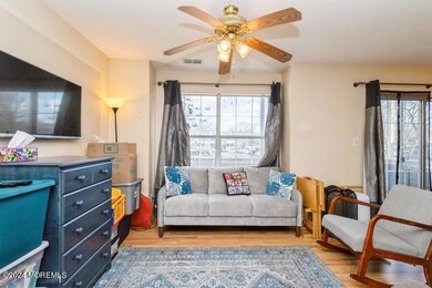 06_405BrookviewCt_10002_LivingRoom_Small