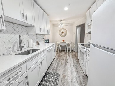 41 Meadow Green Cir unit E, Manalapan, NJ 07726 - photo 4