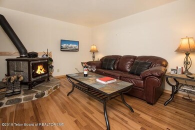 2. Living Room (640x427)