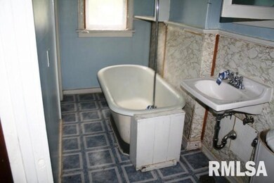 514 N Division St, Davenport, IA 52802 - photo 5