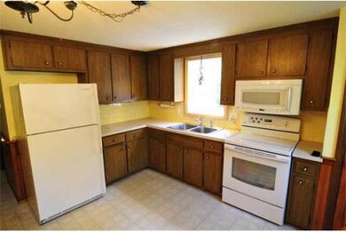 89 Bumble Bee Cir, Shrewsbury, MA 01545 - photo 2