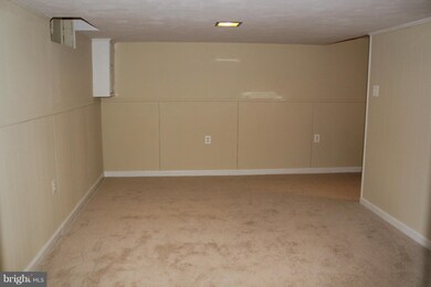 6906 Kenyon Dr, Alexandria, VA 22307 - photo 7