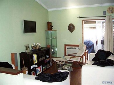 Linving room.