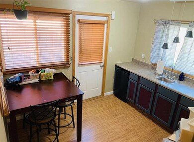 515 S 3rd Ave W, Newton, IA 50208 - photo 3