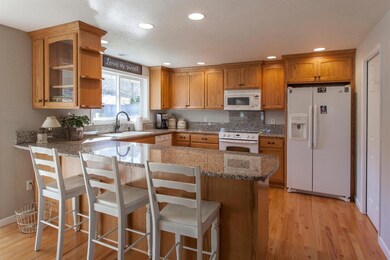 2530 Meadow Creek Dr, Medford, OR 97504 - photo 4