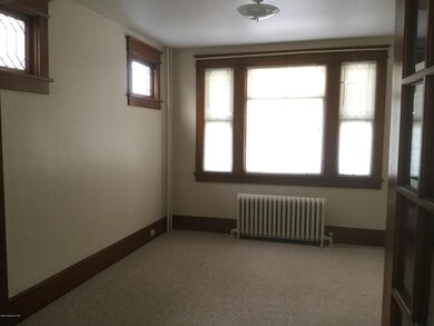 182 S Laurel Living room