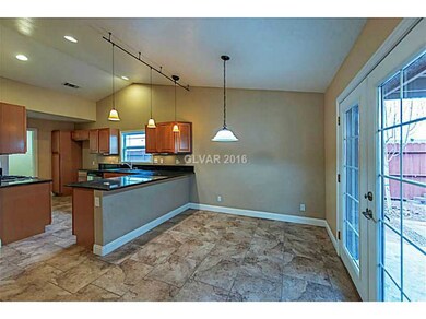 Kitchen. Breakfast bar / pendant lights