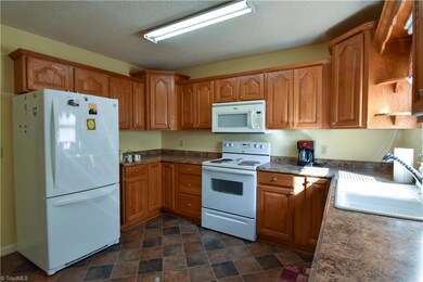 360 Hall Dr, Asheboro, NC 27205 - photo 6