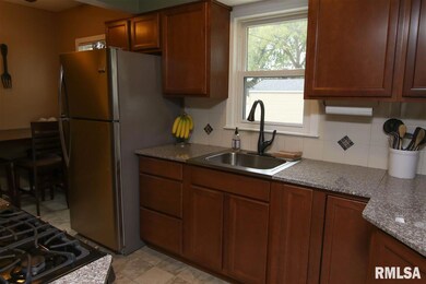 1656 W 37th St, Davenport, IA 52806 - photo 2