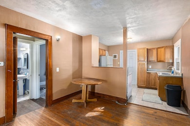 930 Mahlon St, Lansing, MI 48906 - photo 5