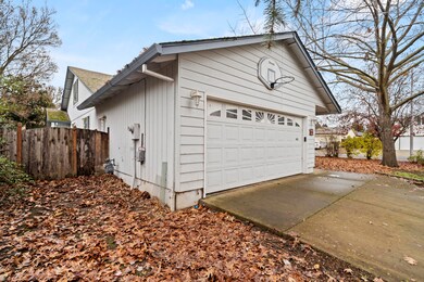 862 Westrop Dr, Central Point, OR 97502 - photo 3