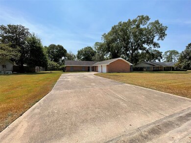 205 E Crestmont Dr, Alvin, TX 77511 - photo 2