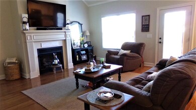 Large open family area adjacent to kitchen & dinin