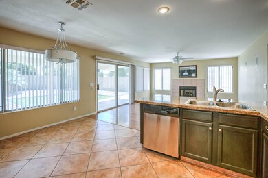 Kitchen & Breakfast Bar
