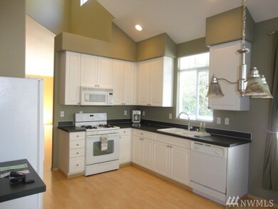 10426 Holly Dr unit B, Everett, WA 98204 - photo 2