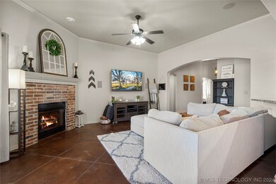Gas fireplace, cozy living room/den