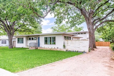 509 N Adams St, Fredericksburg, TX 78624 - photo 3