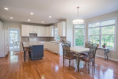 Breakfast Area & Kitchen