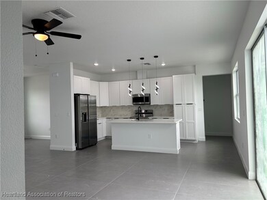 113 Magnolia Manor Ln, Lake Placid, FL 33852 - photo 2