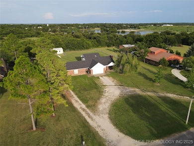 705 Shirley Ln, Madill, OK 73446 - photo 2