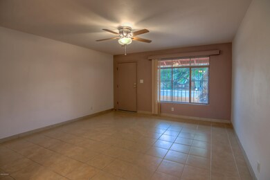 8 Living Room photo c (4)
