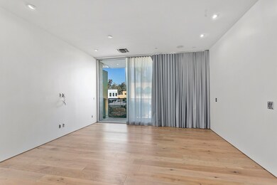 Large Bedrooms With Motorized Blinds