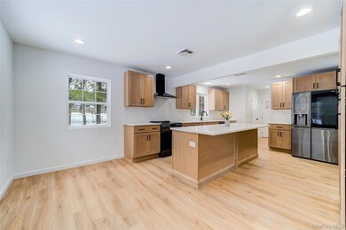 Side View showing Eat In Kitchen