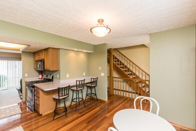 Eat-in Kitchen w/ Breakfast Bar