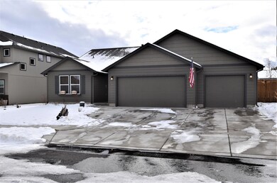 3554 SW Pumice Stone Ave, Redmond, OR 97756 - photo 2