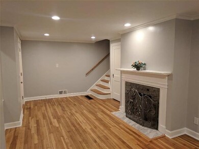 WELCOMING LIVING ROOM WITH HARDWOOD FLOORS, SOFT G