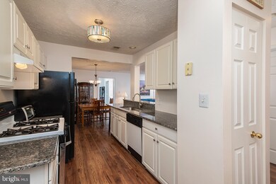 562 Kennington Rd, Reisterstown, MD 21136 - photo 3