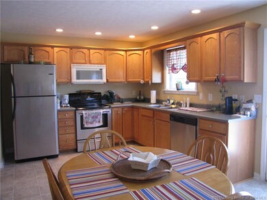 Large Eat-in Kitchen, all your kitchen appliances 