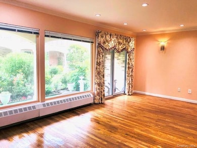 12-31 Robin Ln unit Triplex, Bayside, NY 11360 - photo 5