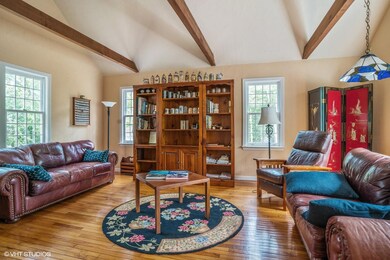 06_184WaltonHeathWay_3_FamilyRoom_MLSuse