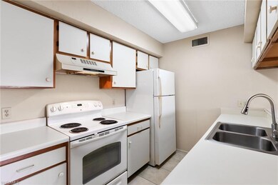 5317 Summerlin Rd unit 1713, Fort Myers, FL 33919 - photo 3